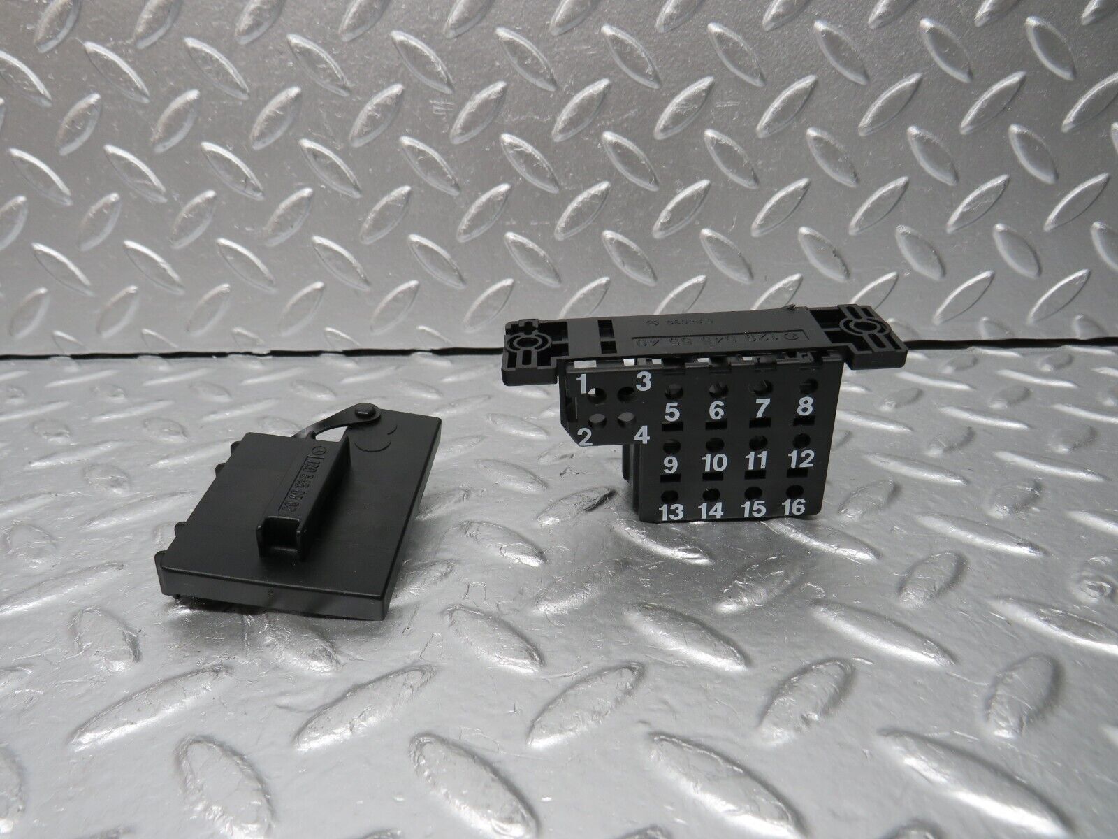 31324 Mercedes-Benz S124 220TE Diagnostic Connector 1295455540 1295450003