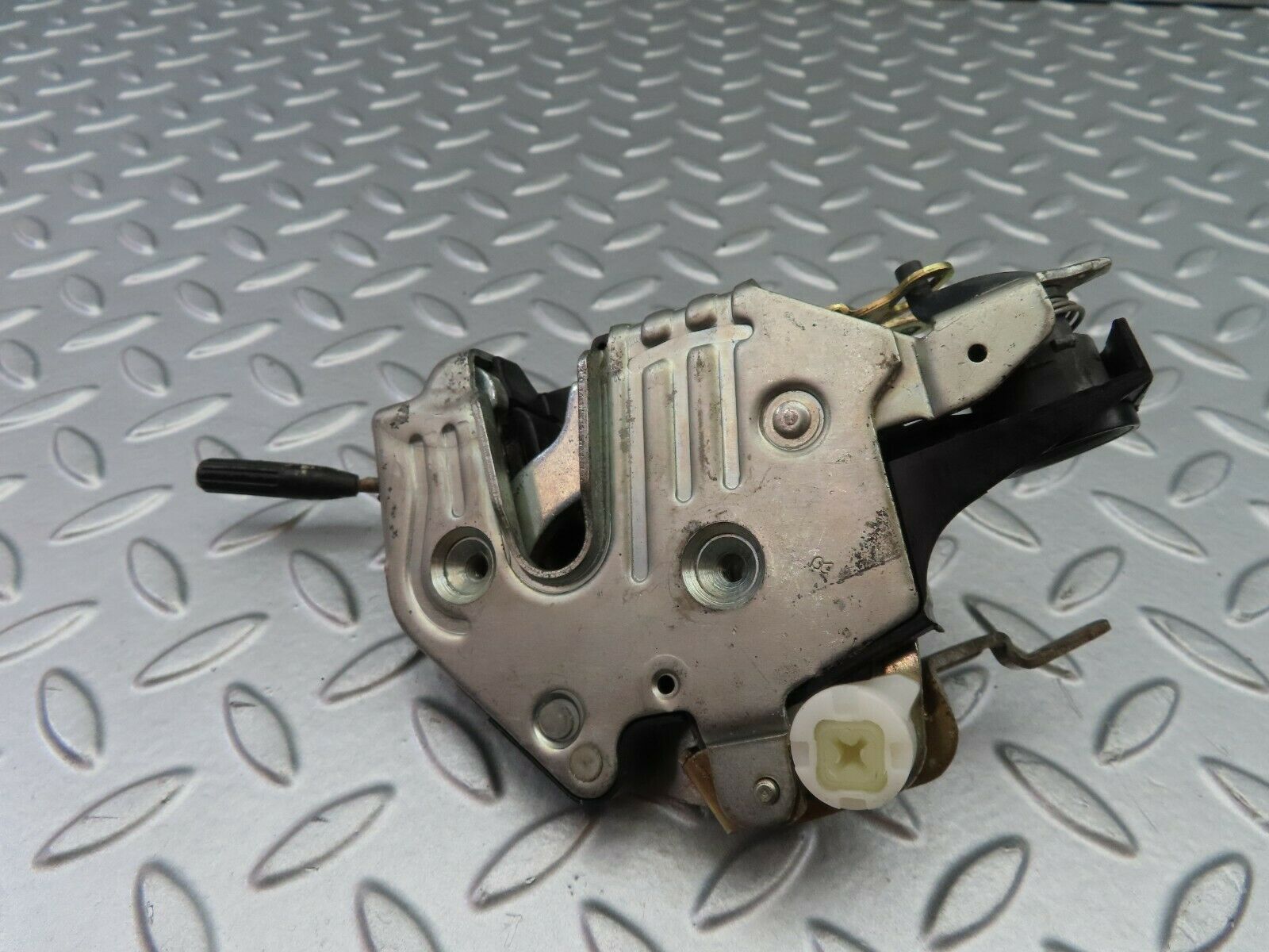 6600 Mercedes-Benz S124 E220 Wagon Front Right Door Lock Mechanism