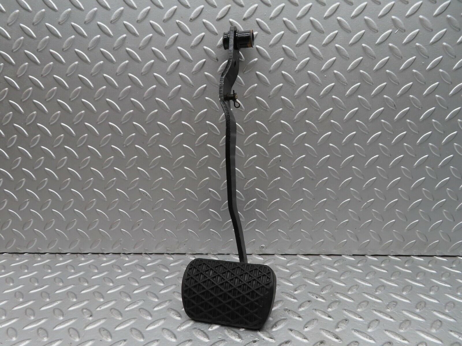 7020 Mercedes-Benz W123 230E Brake Pedal 1232910082