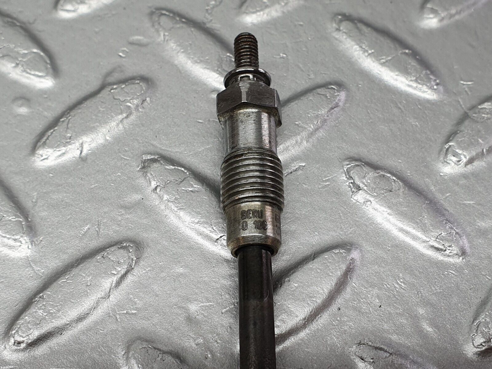 40845 Mercedes-Benz W123 300D Glow Plug Beru 0100221107