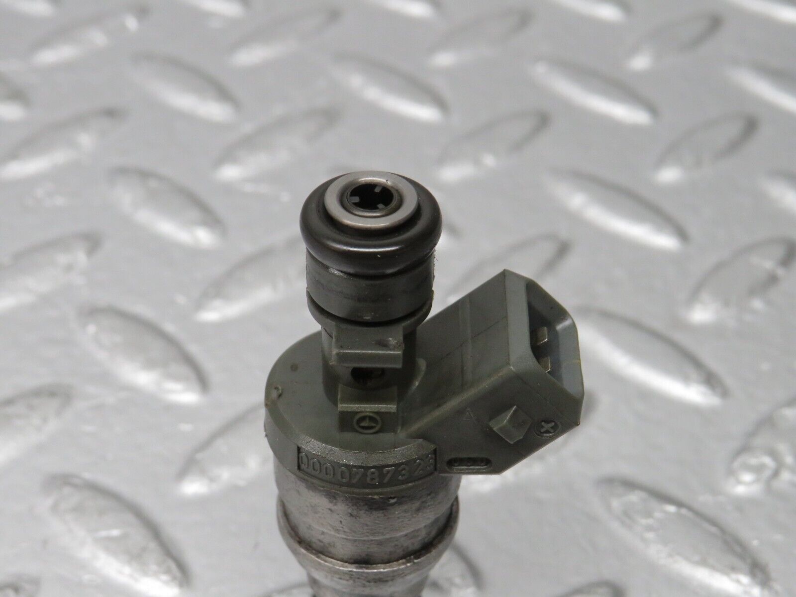 38142 Mercedes-Benz A124 320E Cabriolet Fuel Injector Bosch 0280155209 0000787323