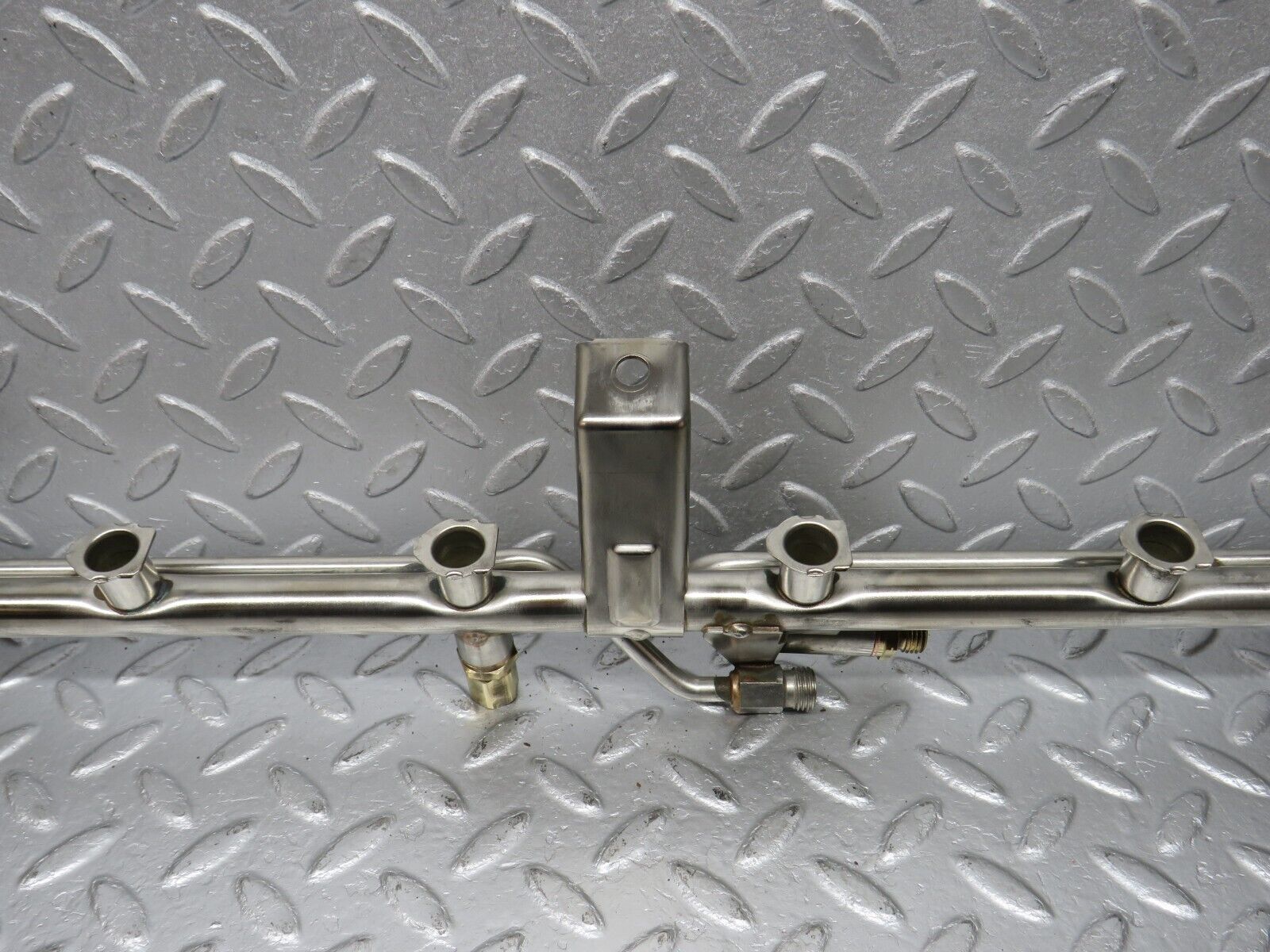 39441 Mercedes-Benz R129 320SL Coupe Fuel Injector Rail With Fuel Pressure Regulator 1040701395