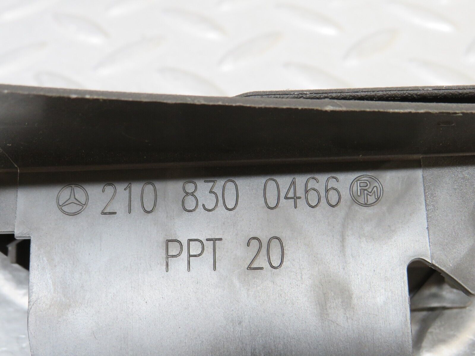 34999 Mercedes-Benz W210 320E Under Dash Air Vent Pair 2108300366 2108300466