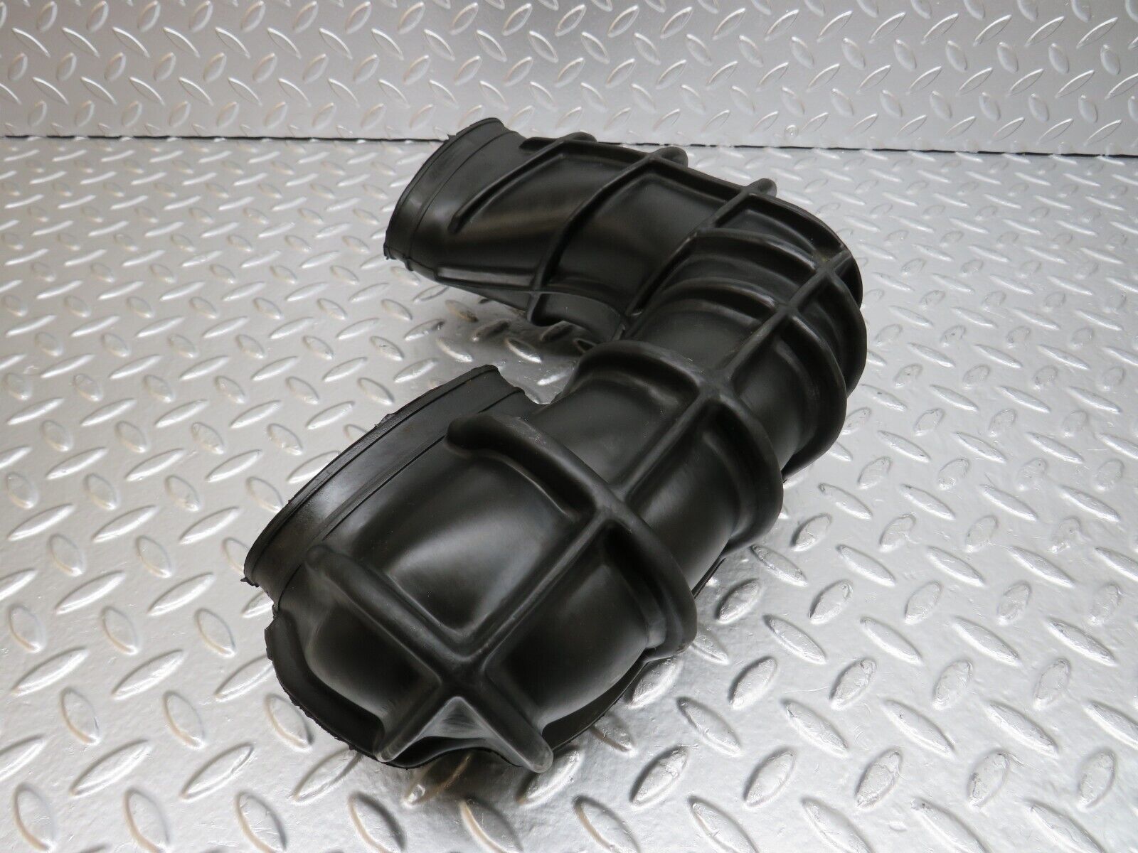 25447 Mercedes-Benz W123 200 Air Intake Pipe 1020940011