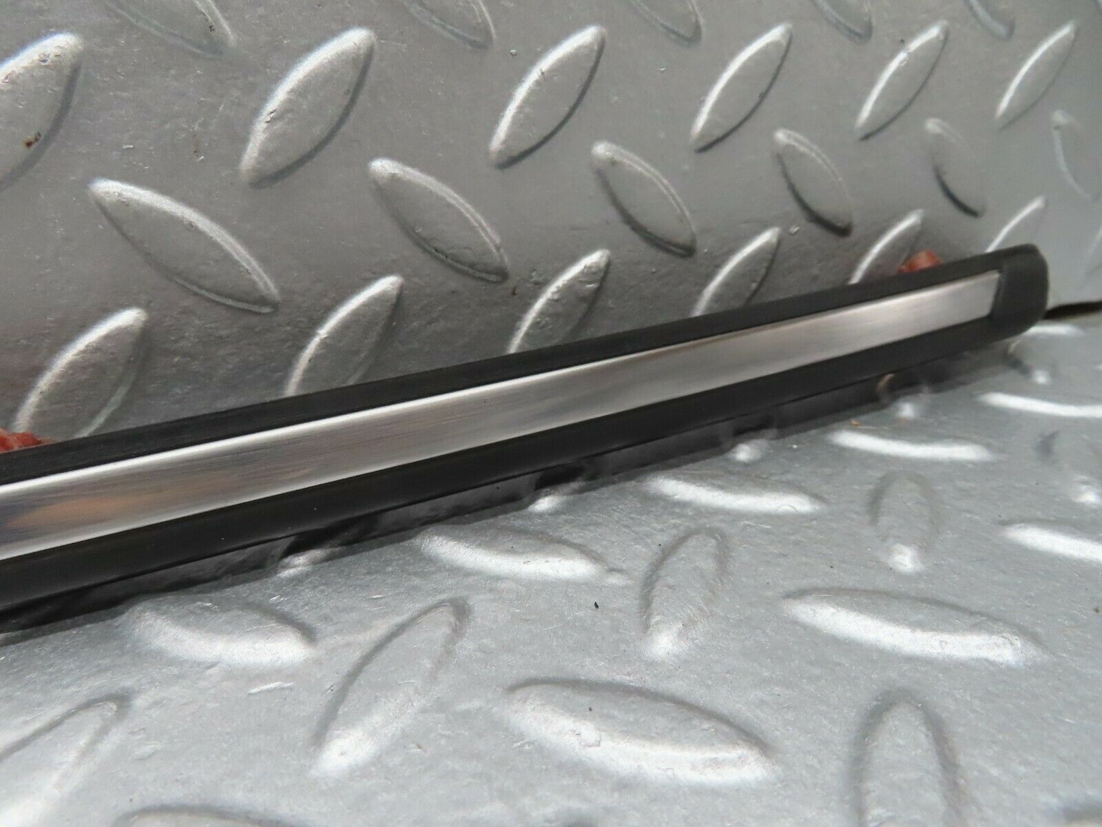 18004 Mercedes-Benz W123 200 Front Right Fender Wing Centre Moulding Trim