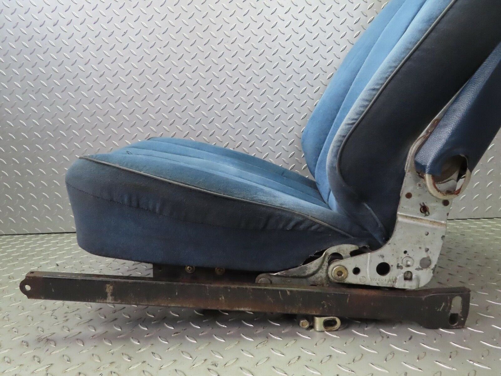 14007 Mercedes-Benz C107 280SLC Front Left Seat Blue