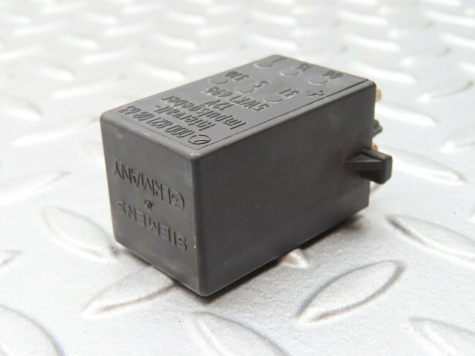 4195 Mercedes-Benz S123 200T Wagon Intermittent Wiper Relay 0008210863