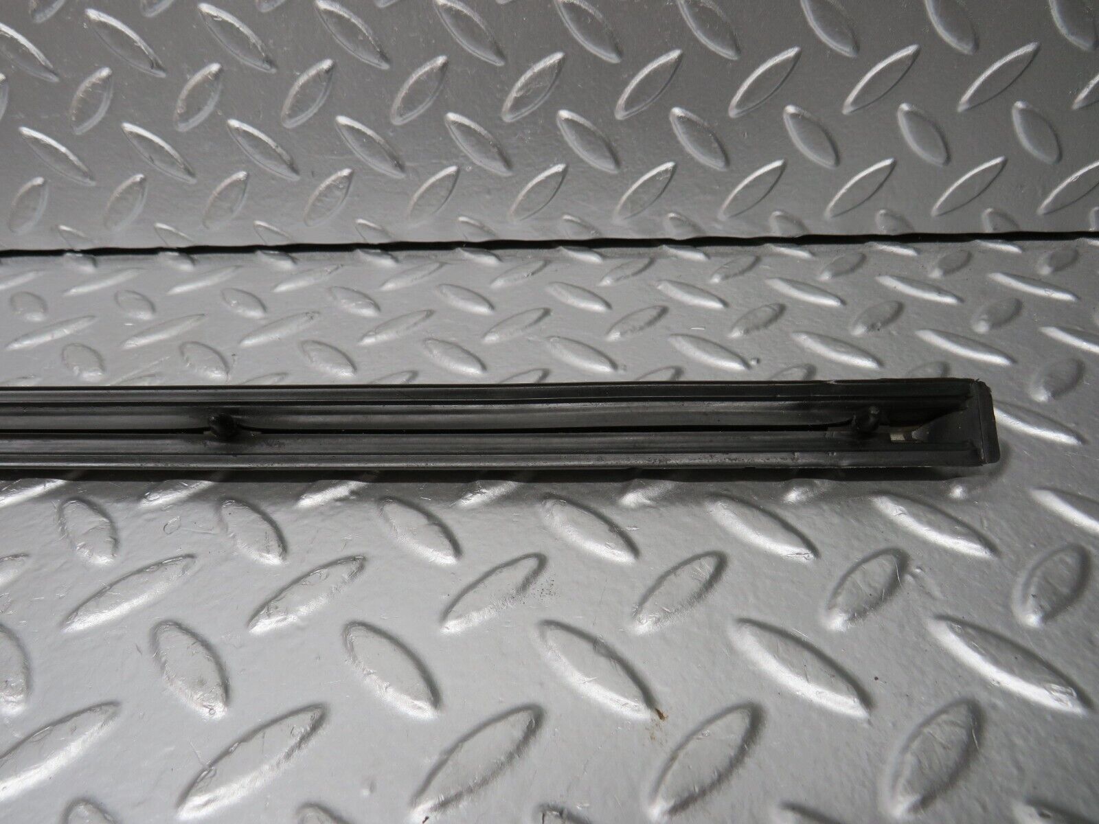 31098 Mercedes-Benz W123 200D Front Right Door Centre Moulding Trim