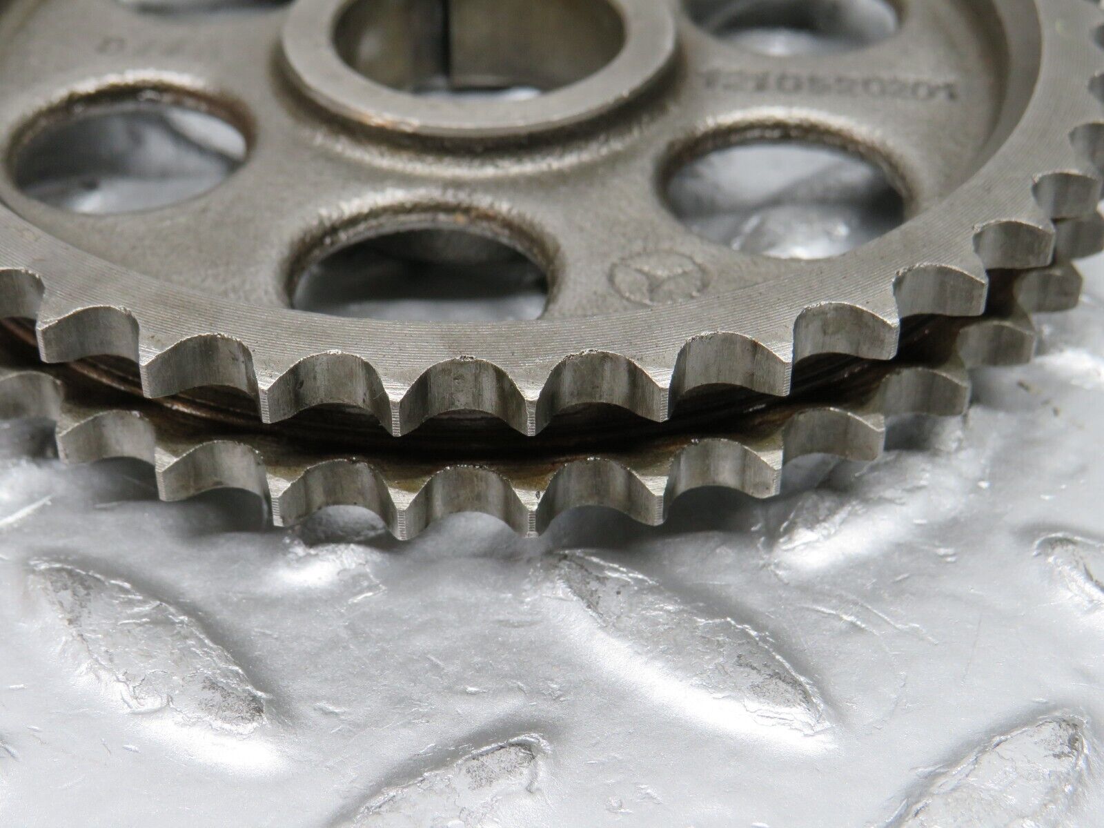0272 Mercedes-Benz W123 220D Camshaft Timing Gear 1210520201