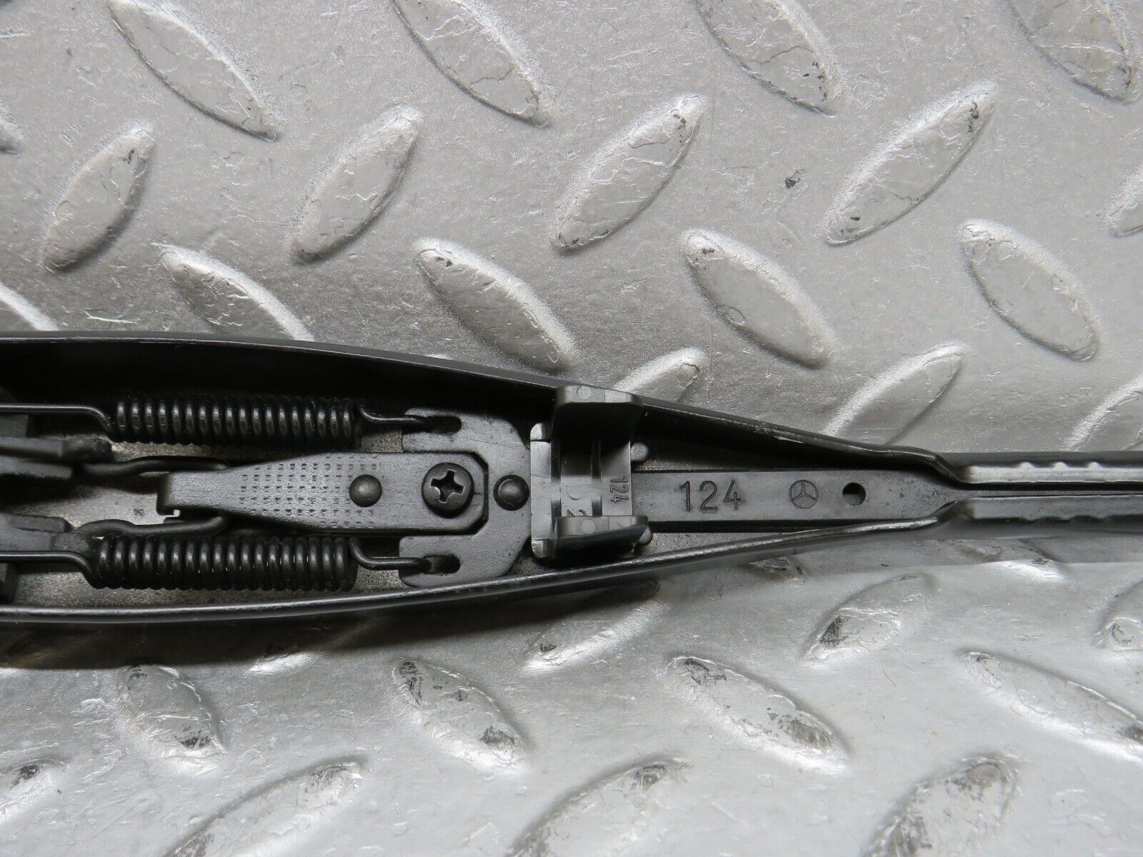 37866 Mercedes-Benz A124 320E Cabriolet Wiper Arm Bosch