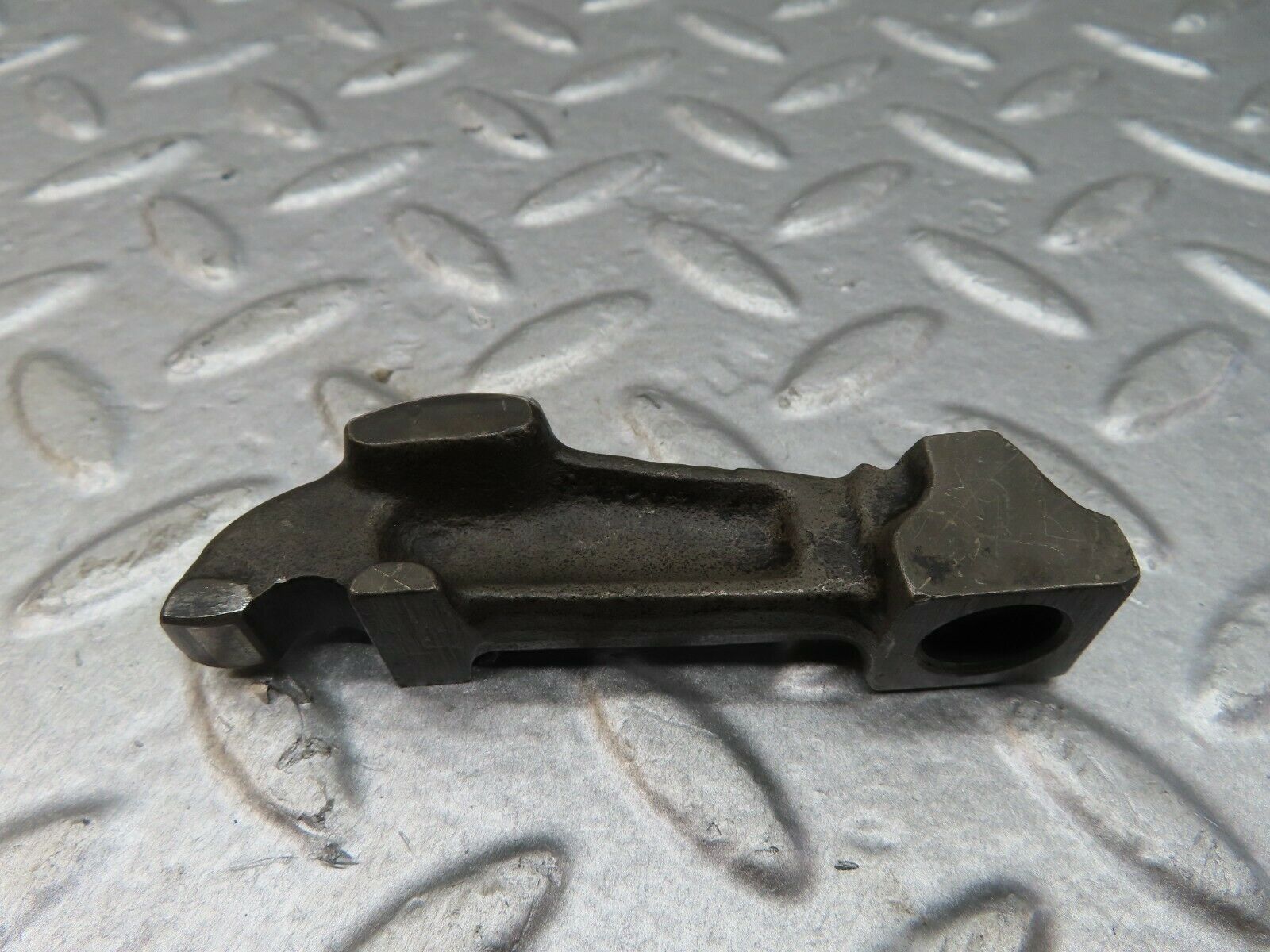 18068 Mercedes-Benz W123 200 Valve Rocker Arm With Retaining Spring