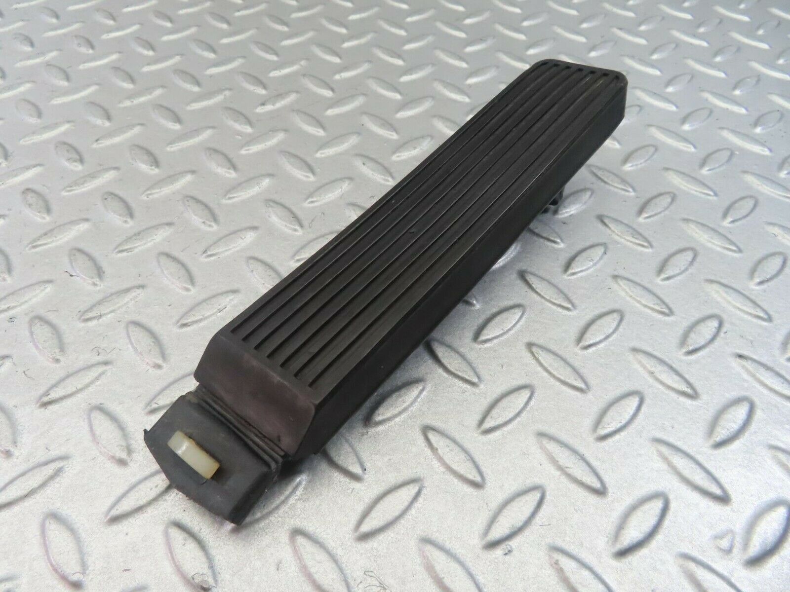 8318 Mercedes-Benz W116 Accelerator Pedal With Rubber 1163010082