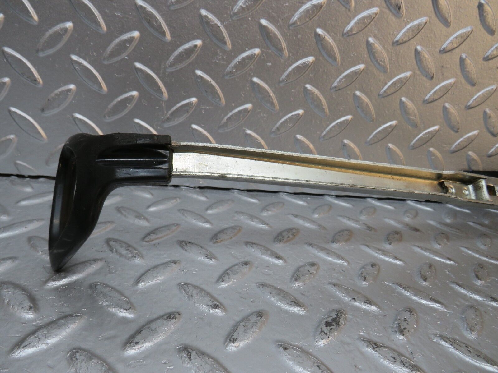 31174 Mercedes-Benz W123 230E Front Right Seat Sliding Adjust Handle