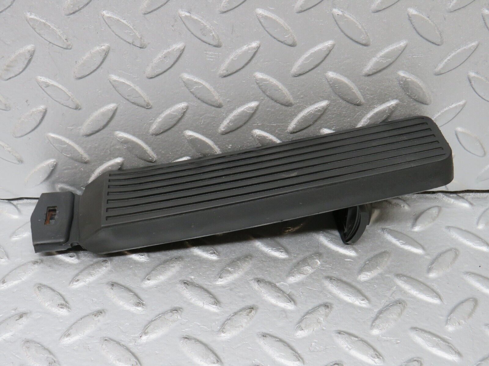 36100 Mercedes-Benz W126 420SE Accelerator Pedal With Rubber 1263000504 1233010082