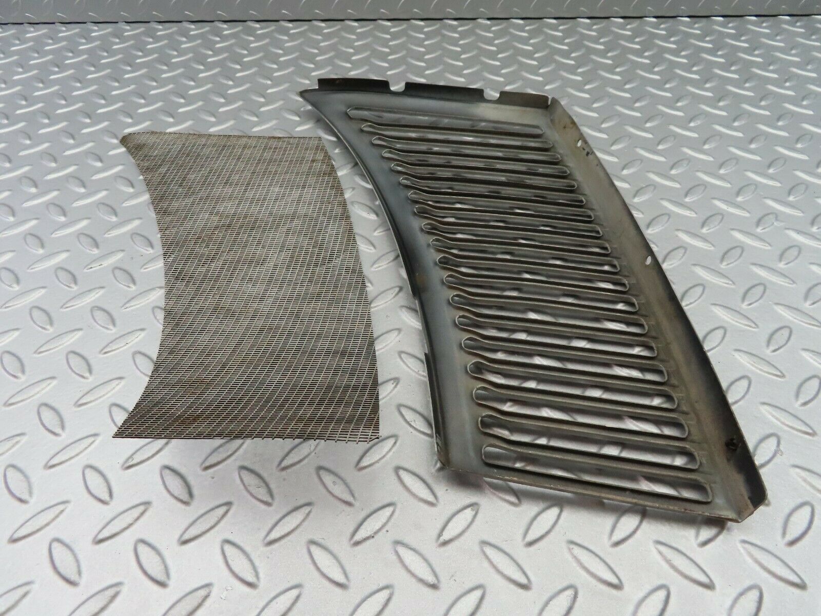 6887 Mercedes-Benz C107 350SLC Coupe Air Intake Grill Right Side
