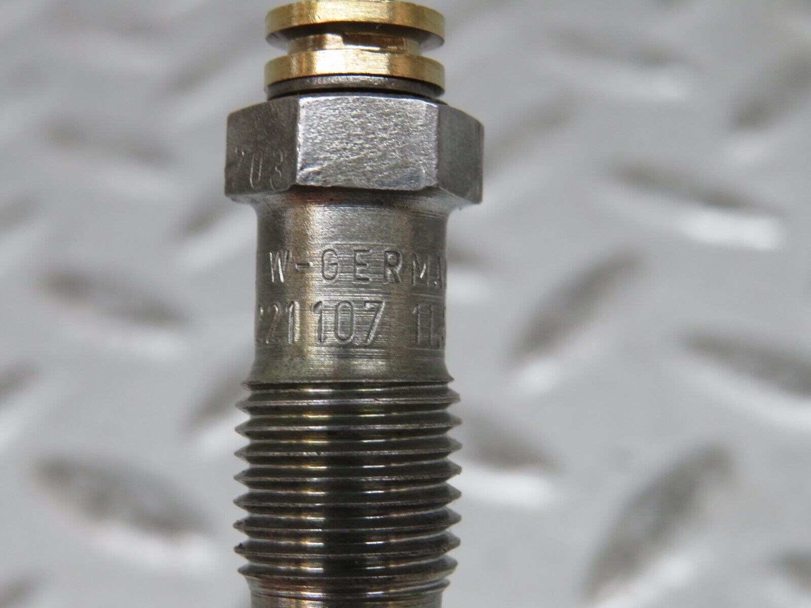 28500 Mercedes-Benz S123 240D Wagon Glow Plug Beru 0100221107