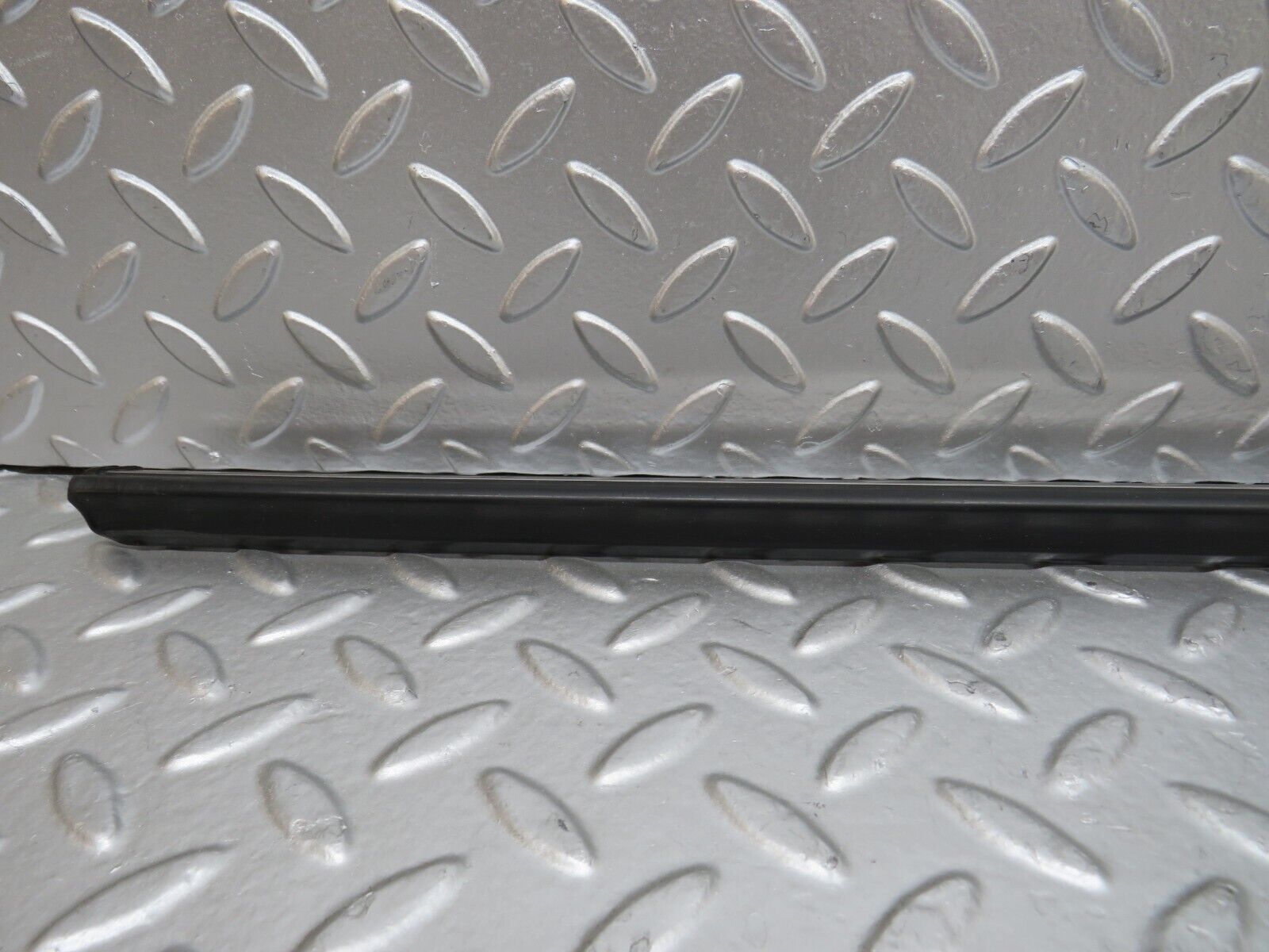 27894 Mercedes-Benz W123 280E Front Right Door Centre Moulding Trim