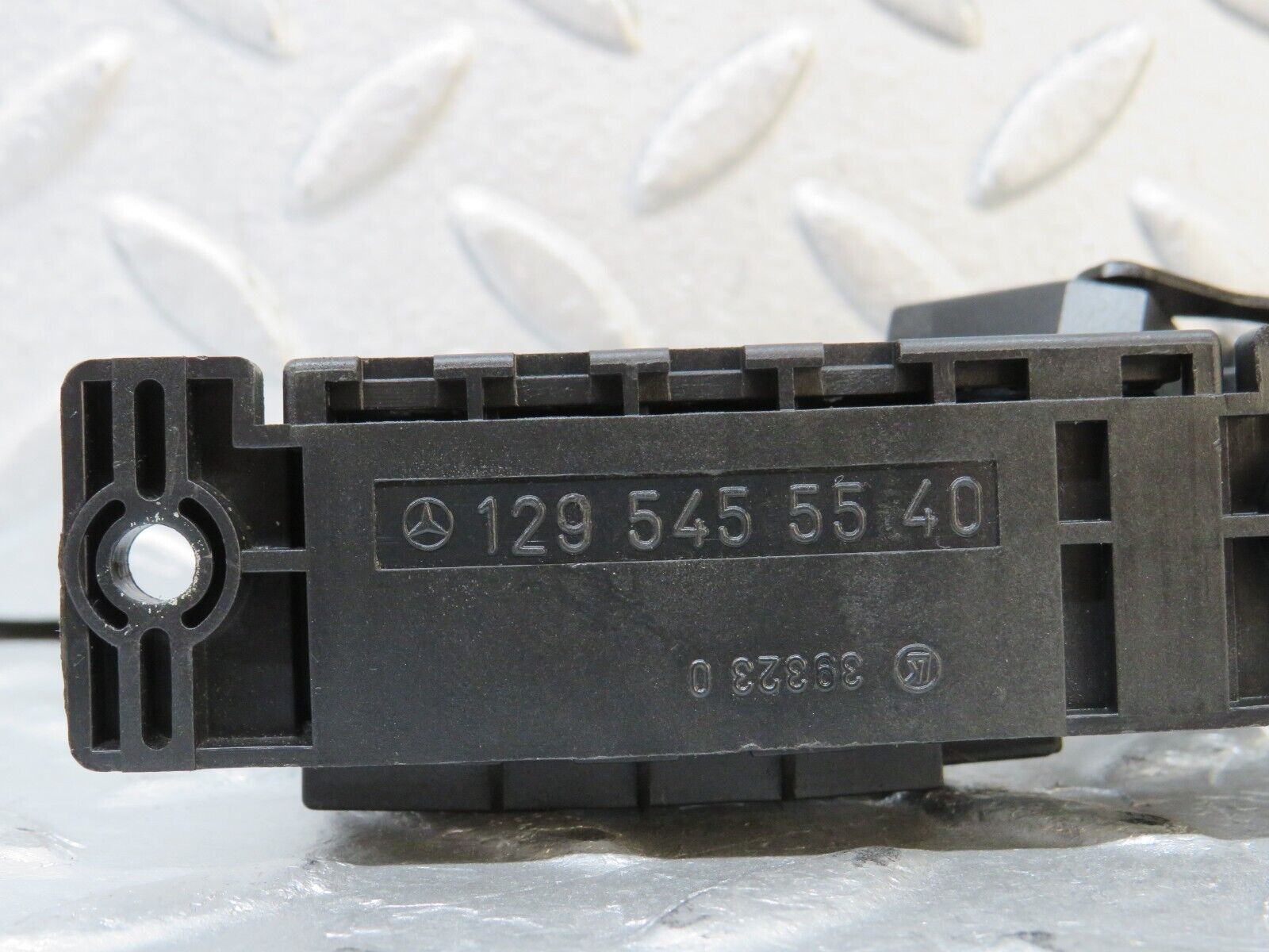 37917 Mercedes-Benz A124 320E Cabriolet Diagnostic Connector 1295455540 1295450003