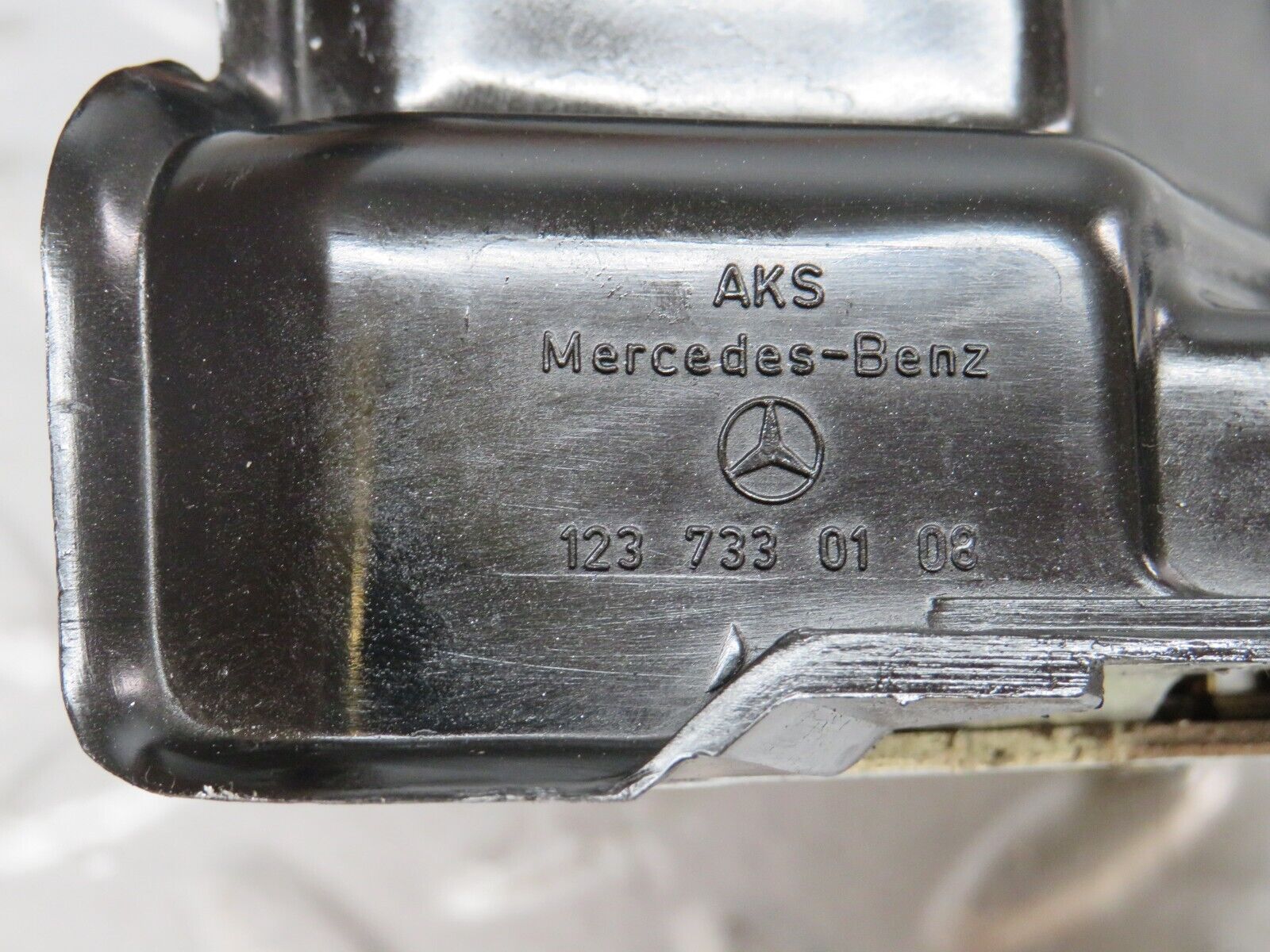 36044 Mercedes-Benz W126 420SE Rear Left Door Lock Mechanism 1237330108