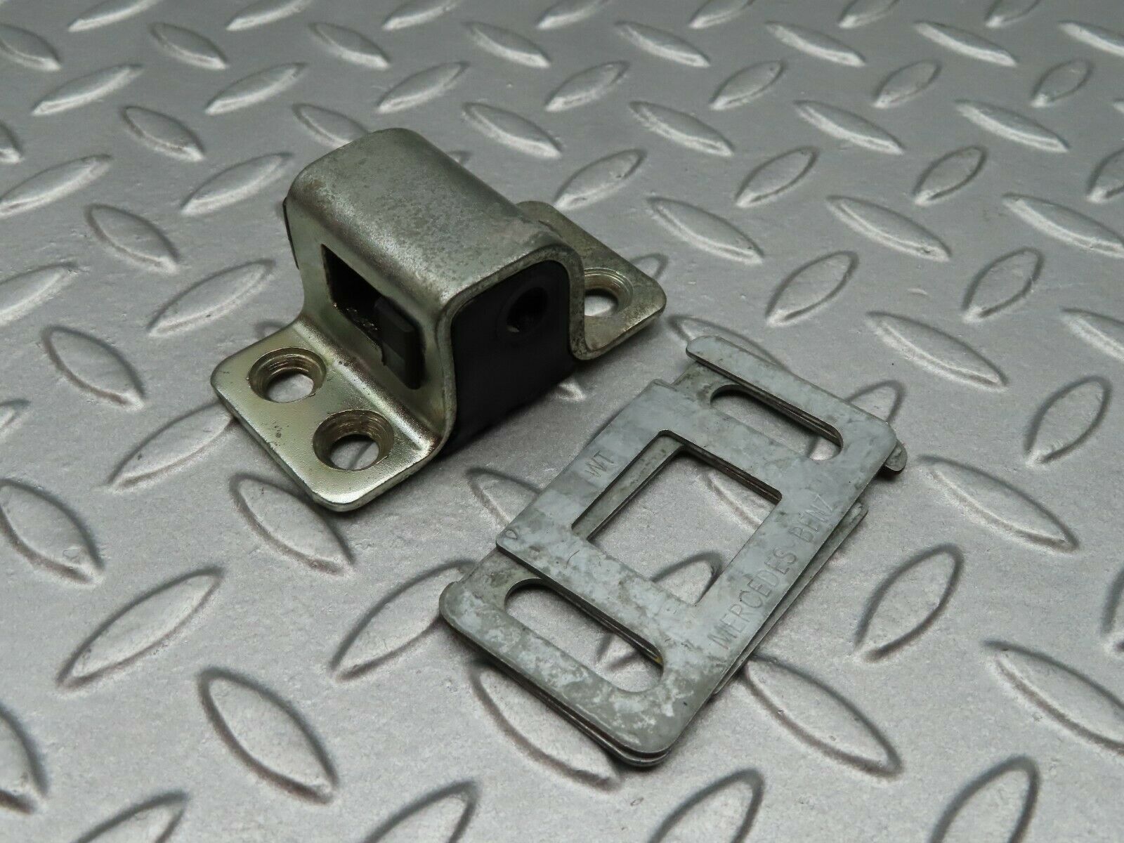 3721 Mercedes-Benz S123 200T Wagon Door Lock Latch Right Side