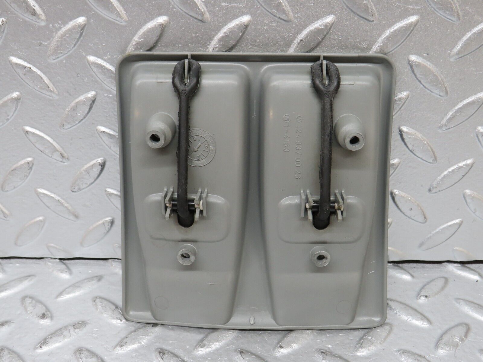 32722 Mercedes-Benz S124 300TE Wagon Seat Belt Buckle Holder 1246840418