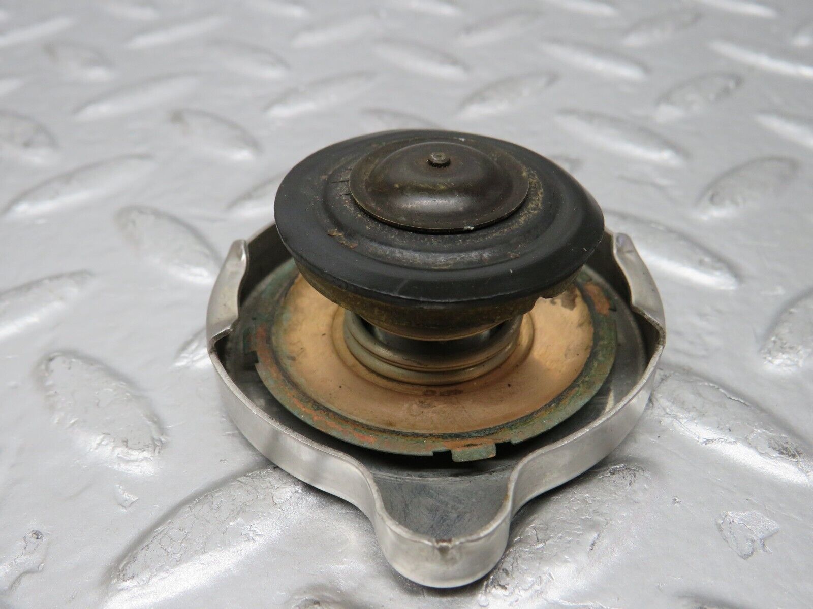 25581 Mercedes-Benz W123 200 Radiator Cap 1235010015
