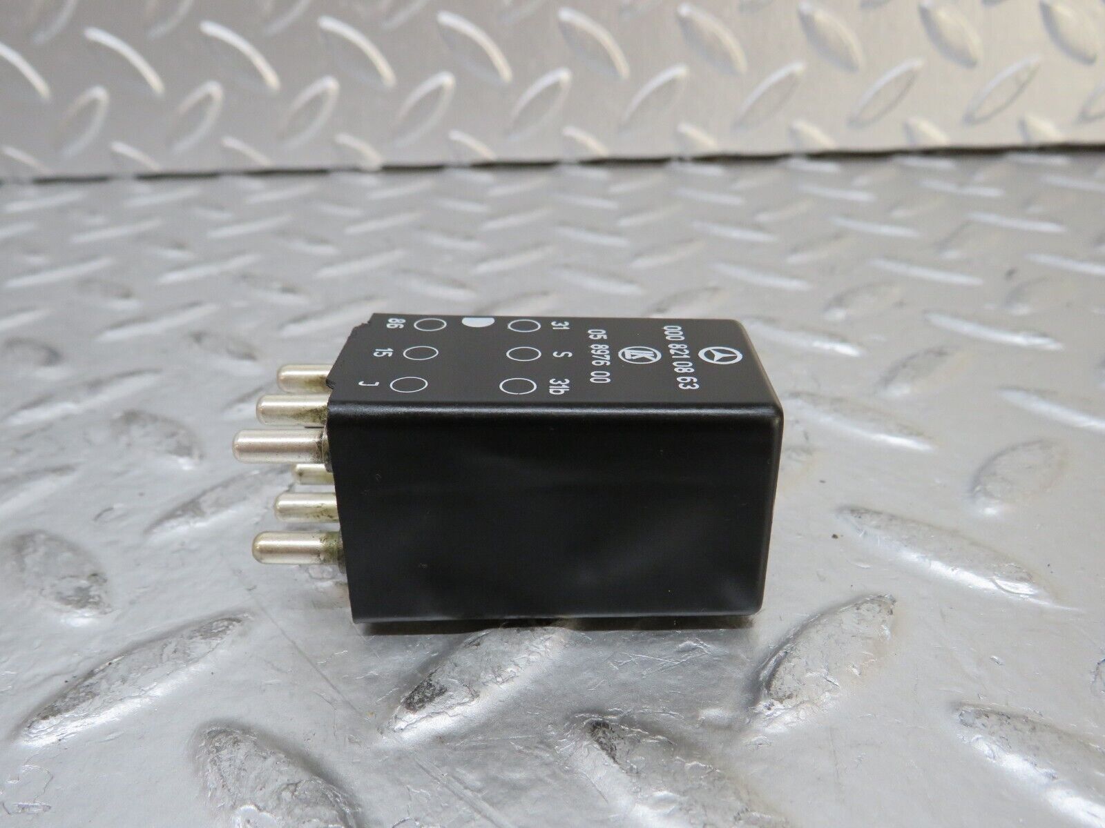 26911 Mercedes-Benz W123 240D Intermittent Wiper Relay 0008210863