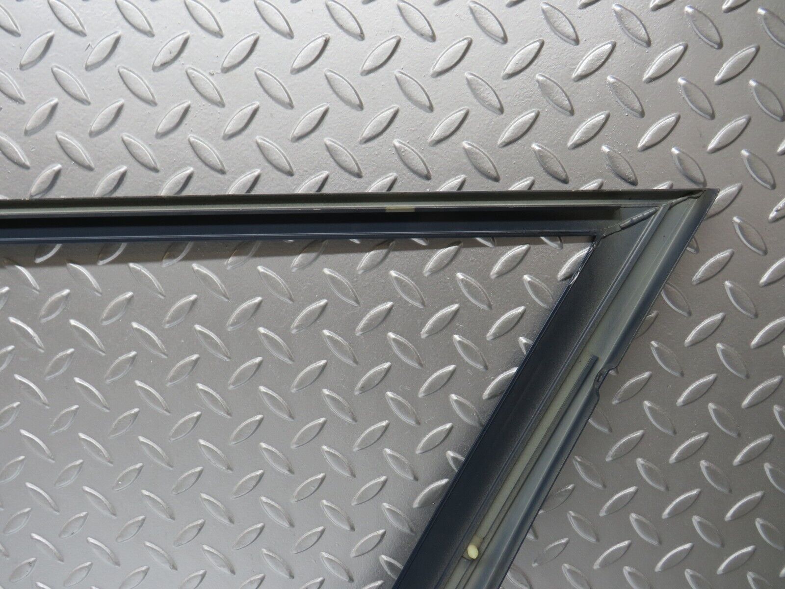 31184 Mercedes-Benz S124 220TE Wagon Front Left Door Exterior Frame Trim