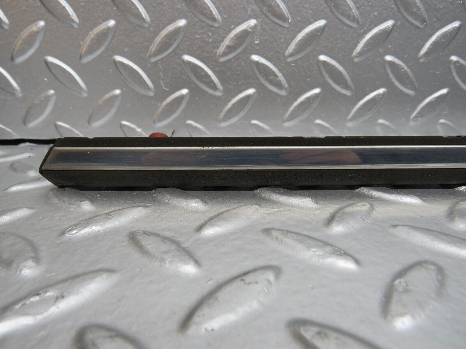 31098 Mercedes-Benz W123 200D Front Right Door Centre Moulding Trim