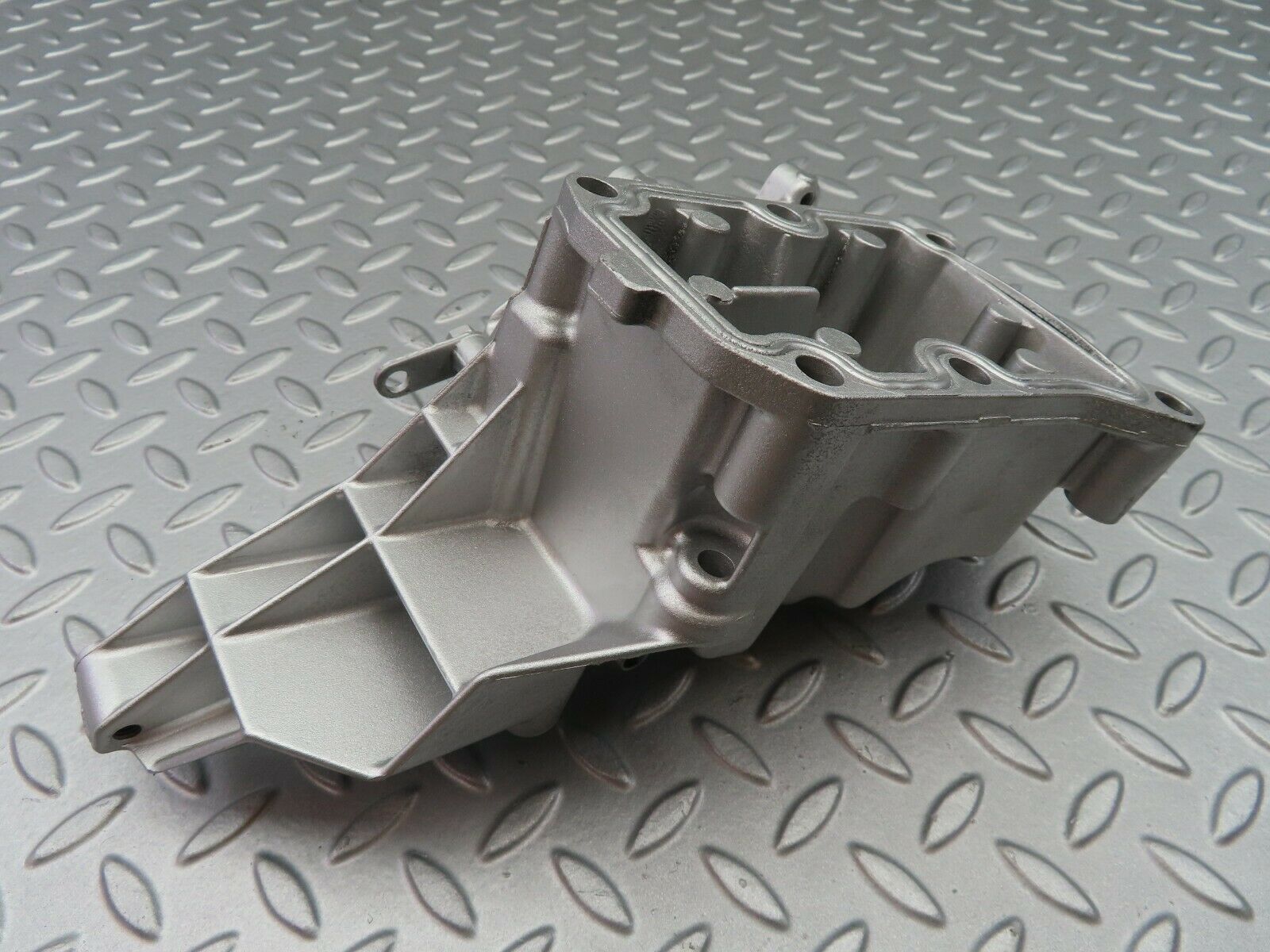 6807 Mercedes-Benz S124 E220 Wagon Power Steering Pump Bracket 1111310535