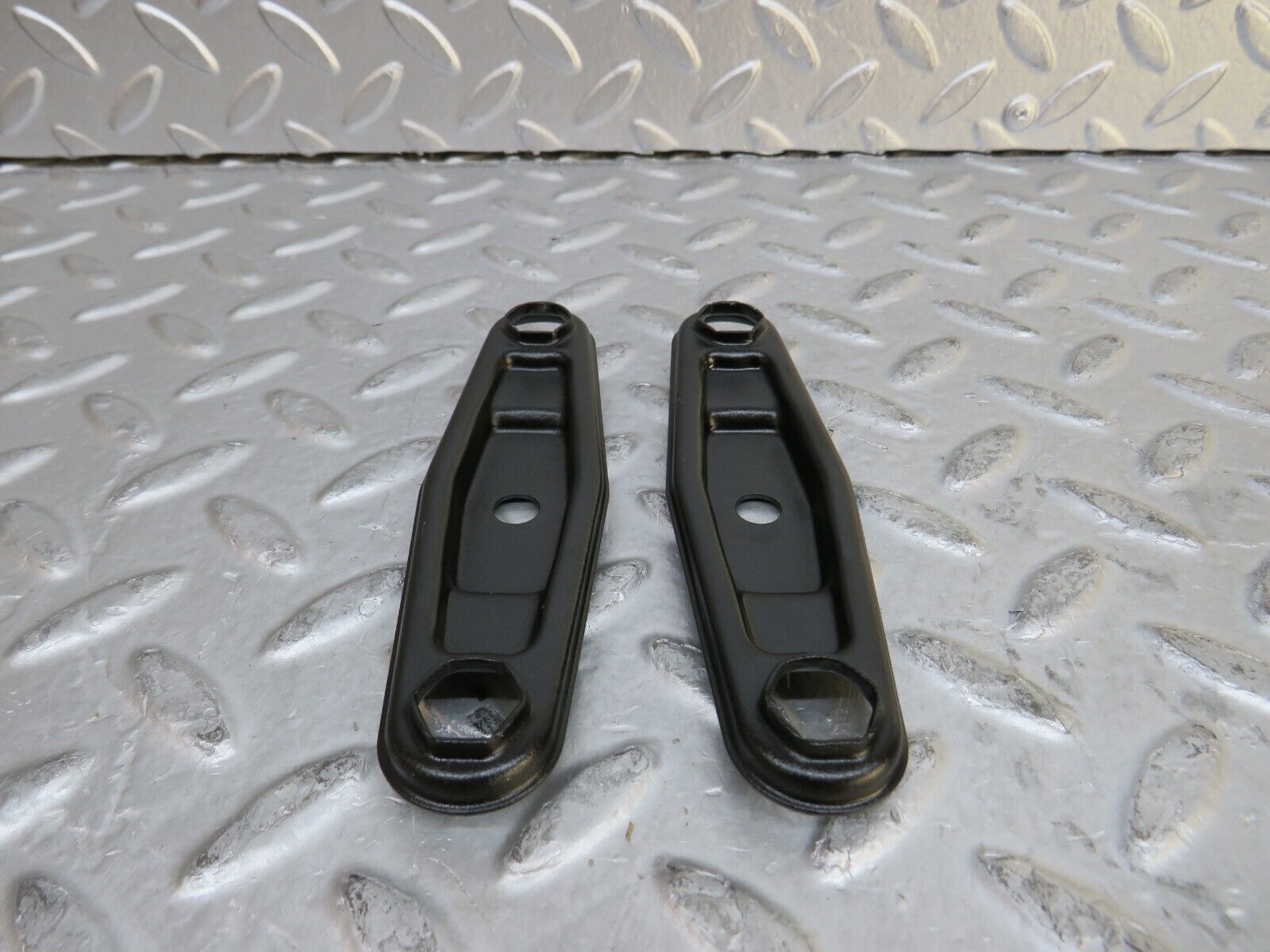 29443 Mercedes-Benz W124 230E Fuel Injector Bracket