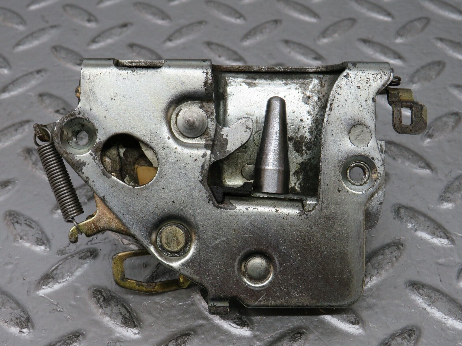 27014 Mercedes-Benz W123 240D Rear Right Door Lock Mechanism