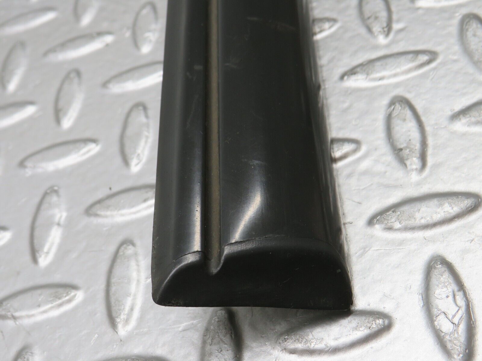 33956 Mercedes-Benz W124 260E Front Left Door Centre Moulding Trim