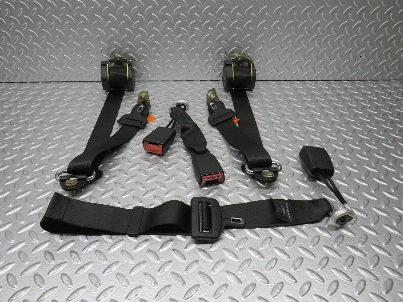 31585 Mercedes-Benz W201 190LE 1.8L Rear Seat Belt Set With Buckles 2018604285