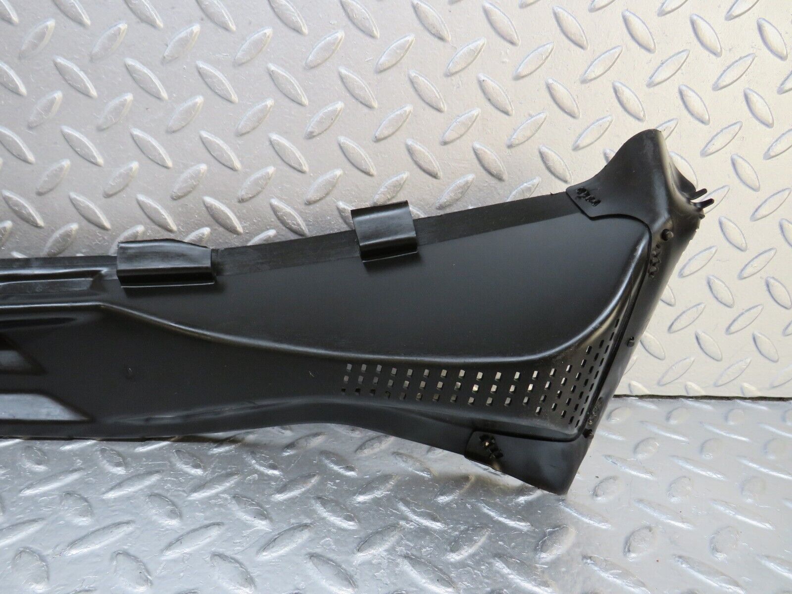 37031 Mercedes-Benz C126 420SEC Coupe Water Drain 1268300813 1268300713