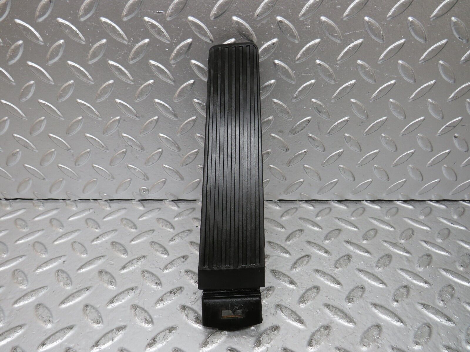 27291 Mercedes-Benz W123 280E Accelerator Pedal With Rubber 1233010082