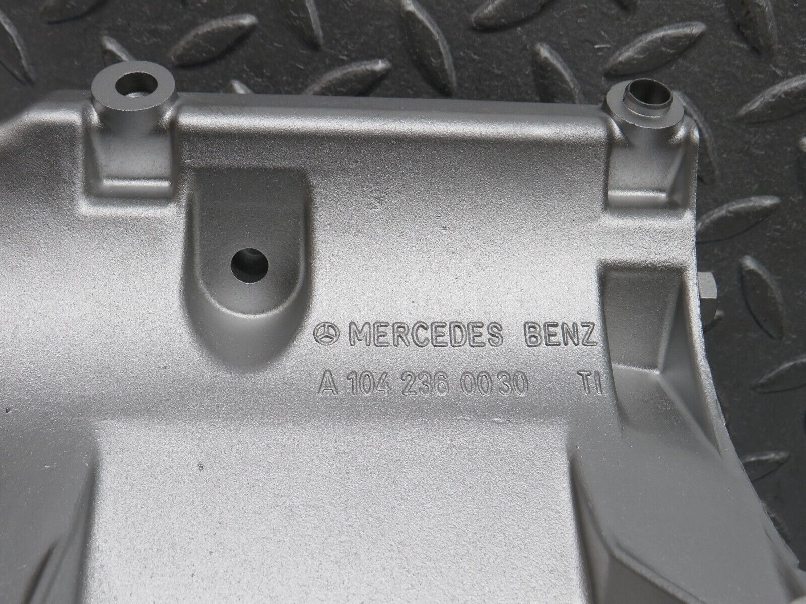 39608 Mercedes-Benz R129 320SL Coupe AC Air Con Compressor Mount Bracket 1042360030