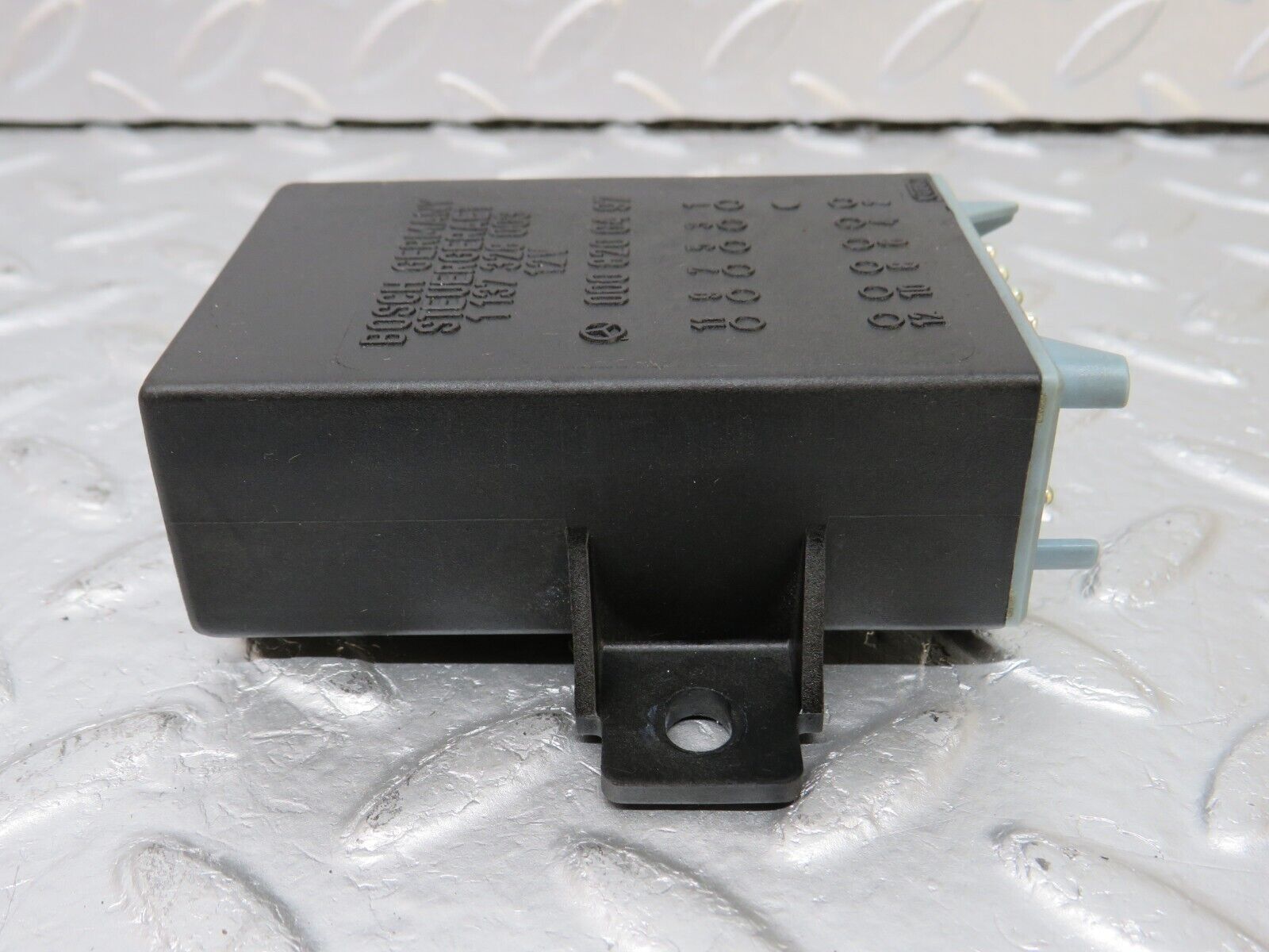 34401 Mercedes-Benz C126 380SEC Coupe Seat Belt Presenter Relay 1137328003