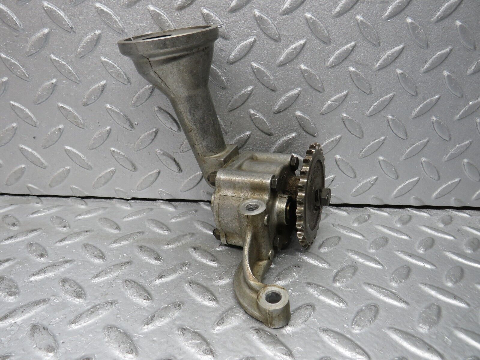 37646 Mercedes-Benz W109 300SEL Oil Pump 1161800155 1161810212