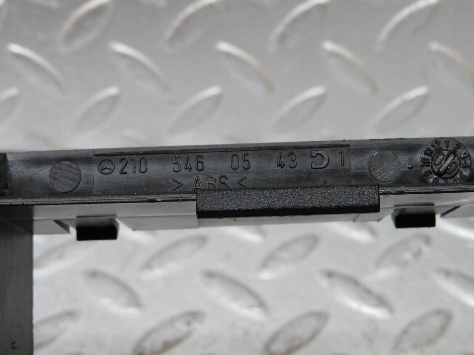 34810 Mercedes-Benz W210 320E Fuse Box Fuse Holder 2105460543