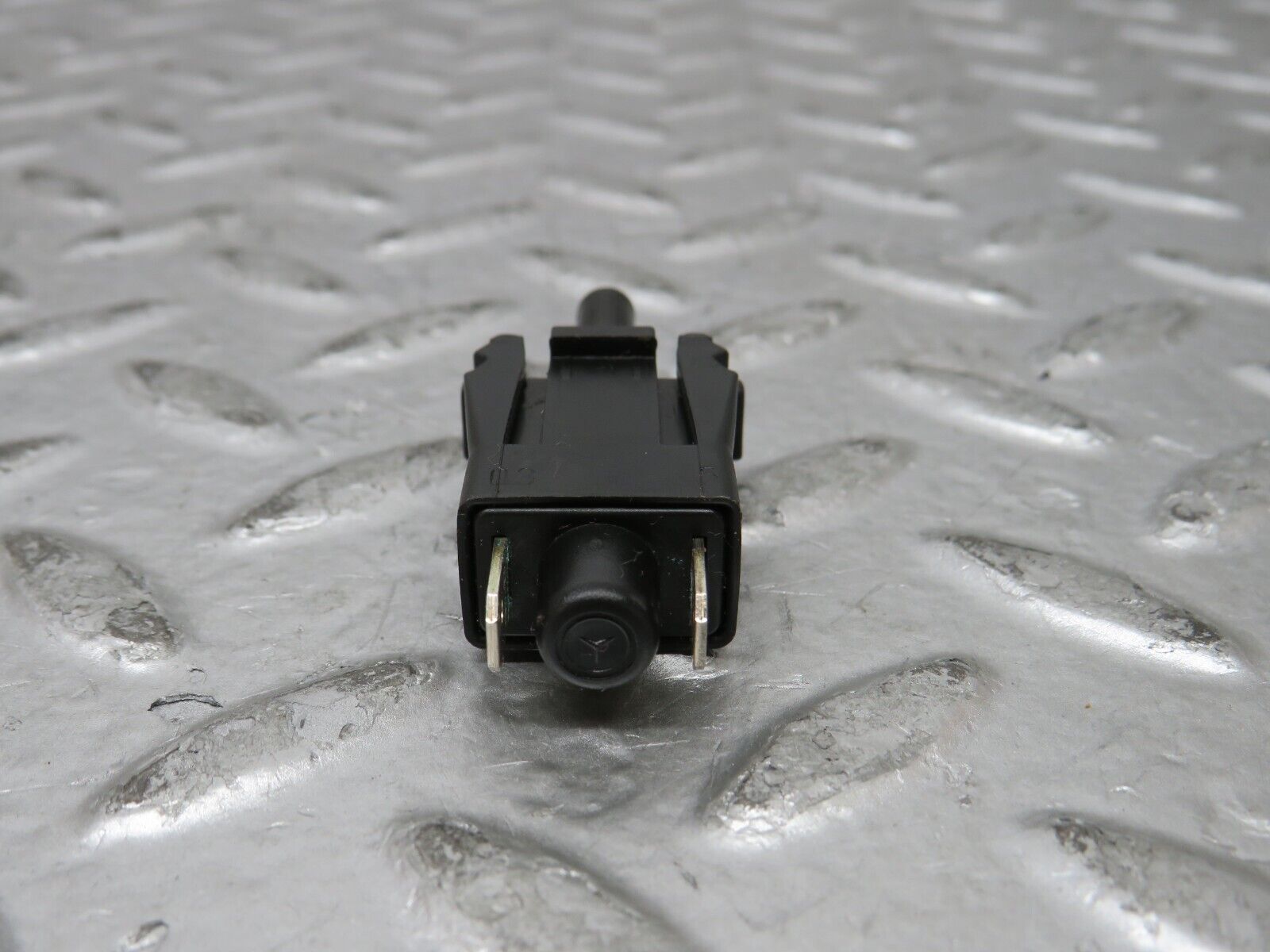 27800 Mercedes-Benz S124 300TE Wagon Door Contact Switch 0015458714