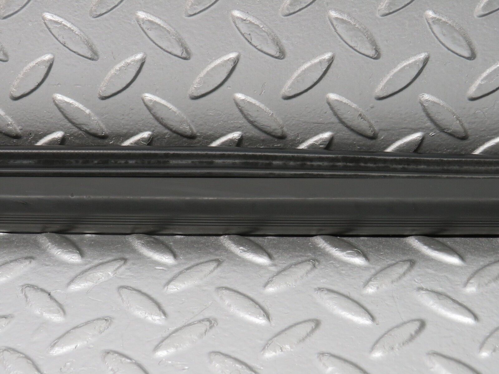 32591 Mercedes-Benz S124 300TE Wagon Door Lower Sealing Rubber Trim Left