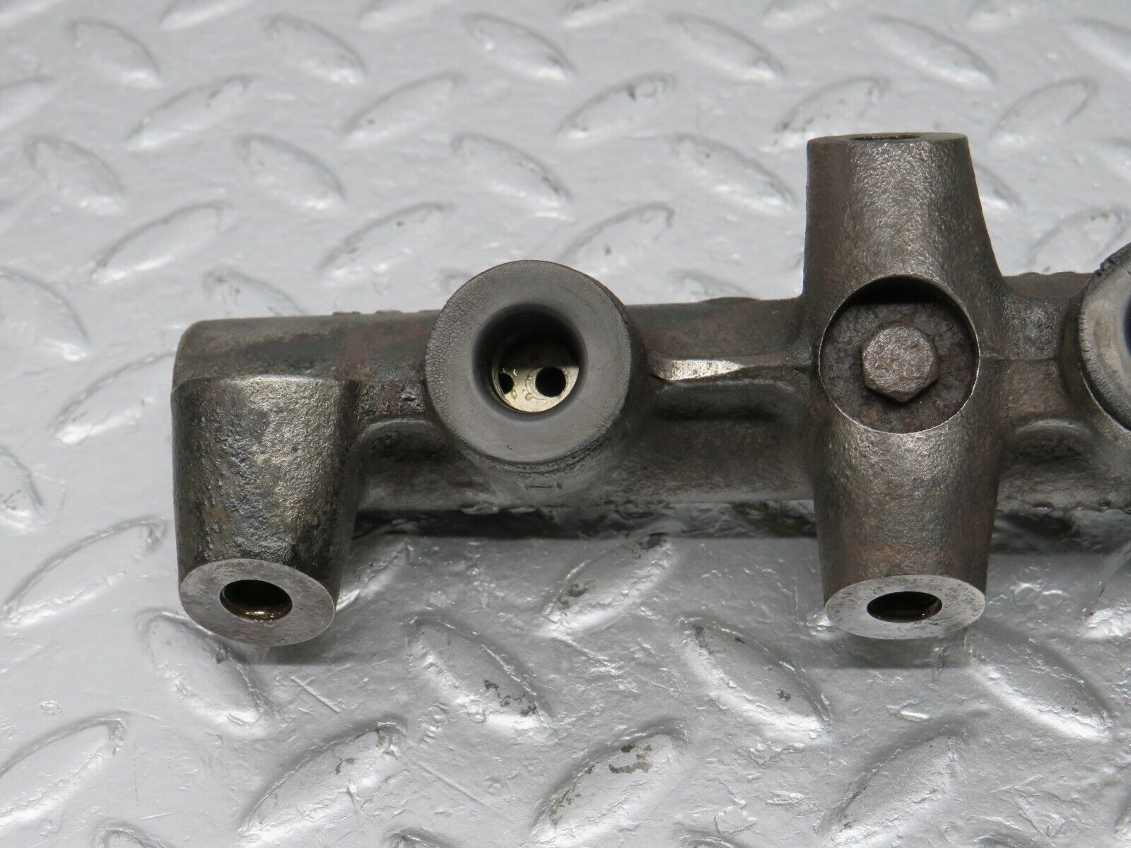 40703 Mercedes-Benz W123 300D Brake Master Cylinder Bendix