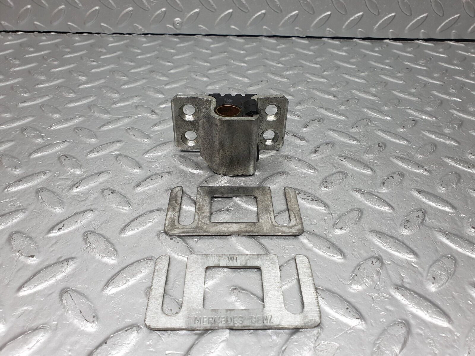 40914 Mercedes-Benz W126 300SE Door Lock Latch Left Side