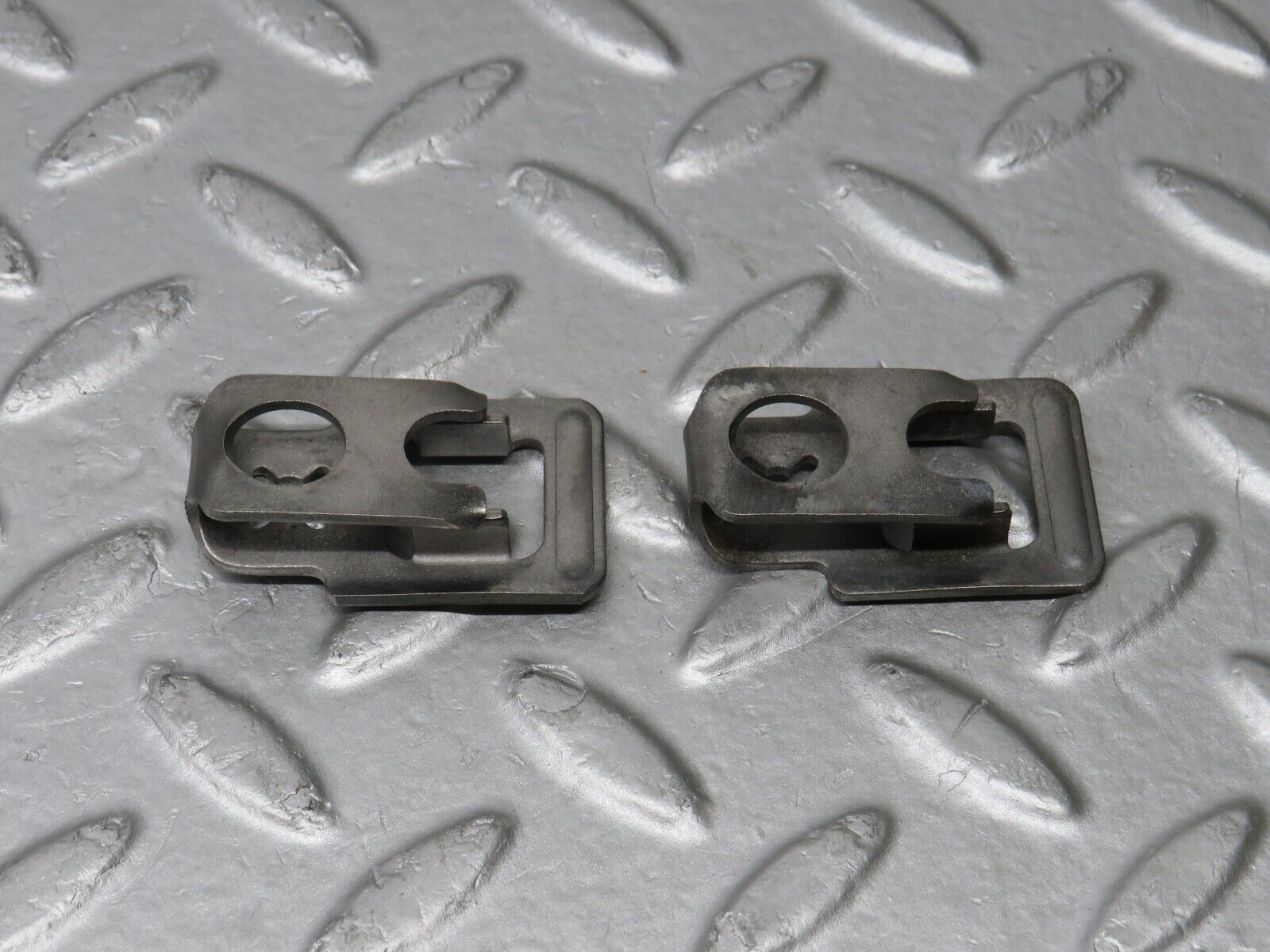 39031 Mercedes-Benz W201 190E 2.6L Fuel Injector Bracket 2x