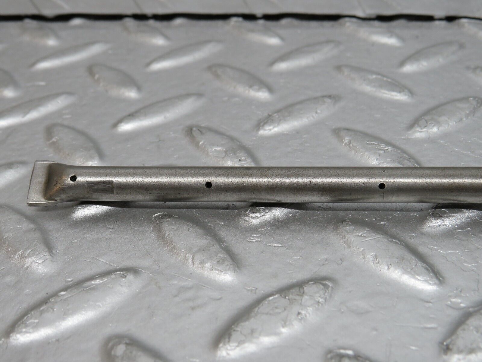 0267 Mercedes-Benz W123 220D Camshaft Oil Tube