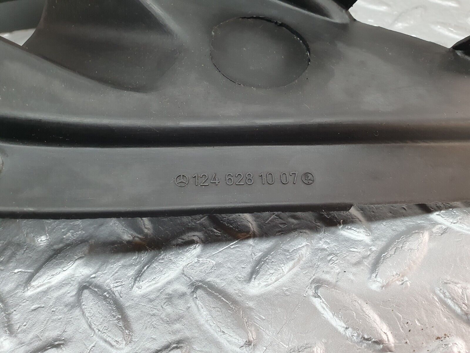 41555 Mercedes-Benz W124 200E Covering Side Member Pair 1246281007 1246280907