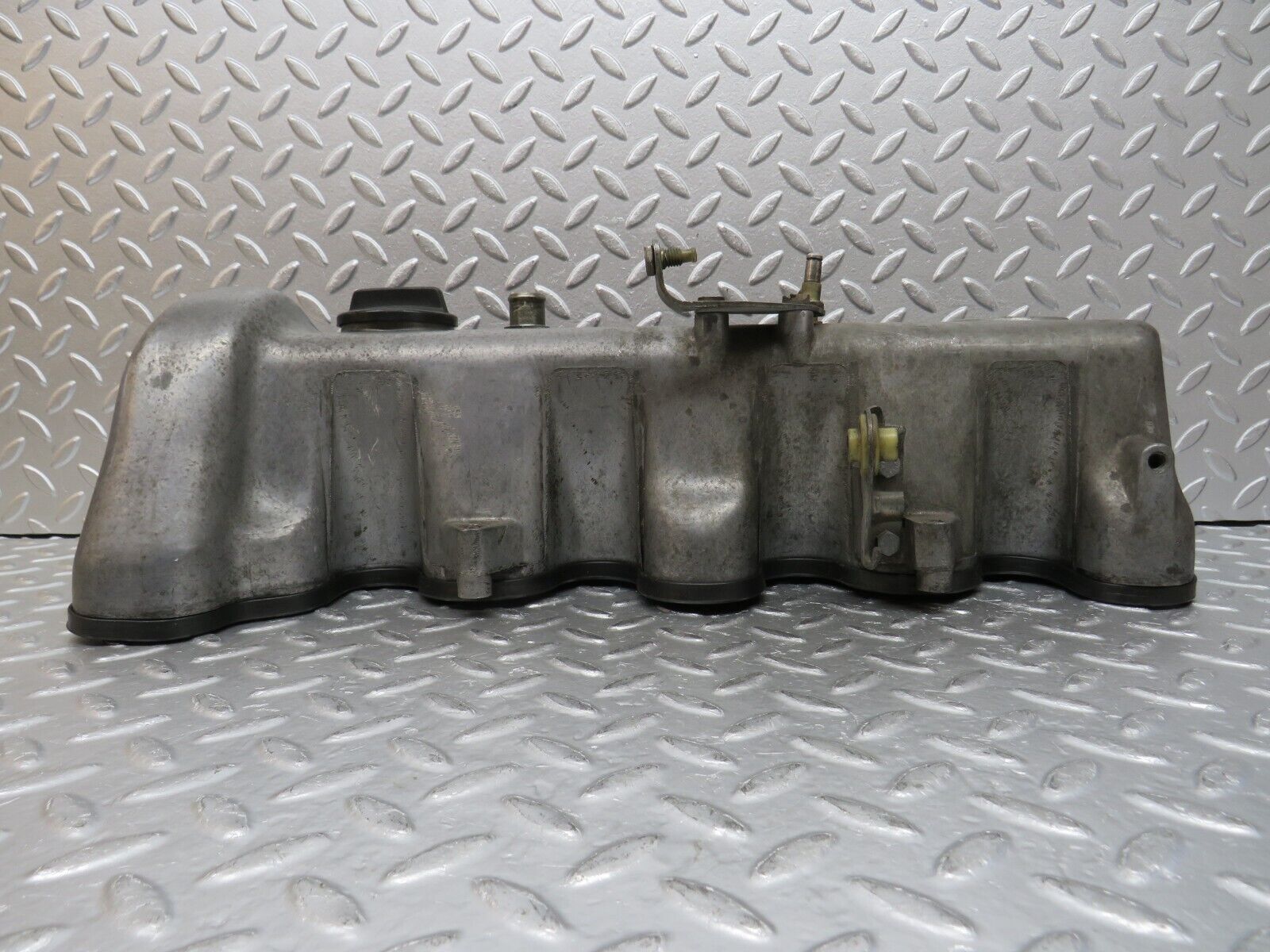 0883 Mercedes-Benz C123 240D Cylinder Head Valve Cover 6160161105