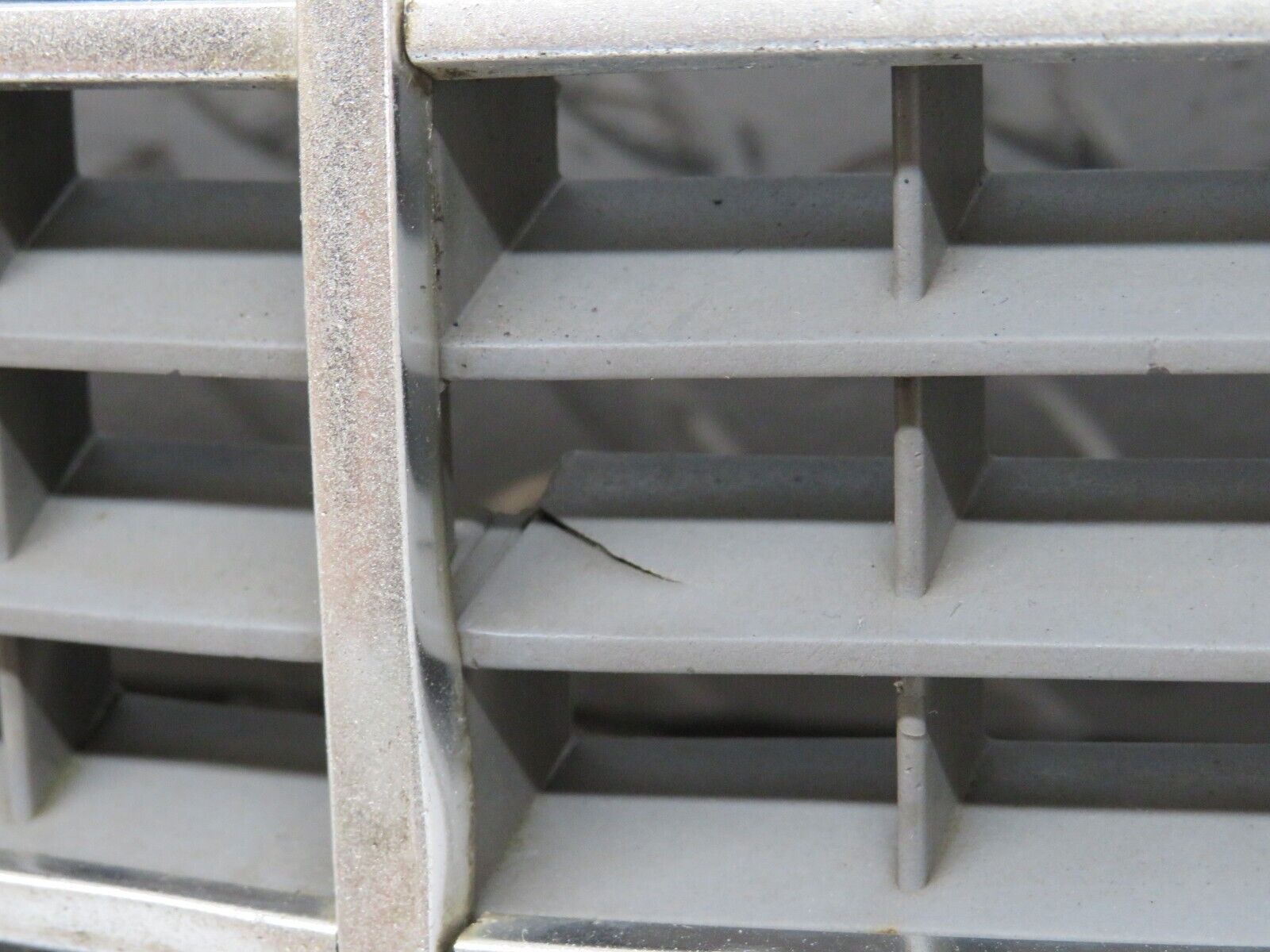 27769 Mercedes-Benz S124 300TE Wagon Bonnet Grill Chrome 1248880323