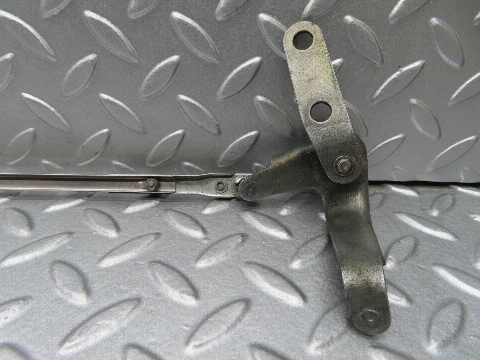 14059 Mercedes-Benz C107 280SLC Throttle Linkage